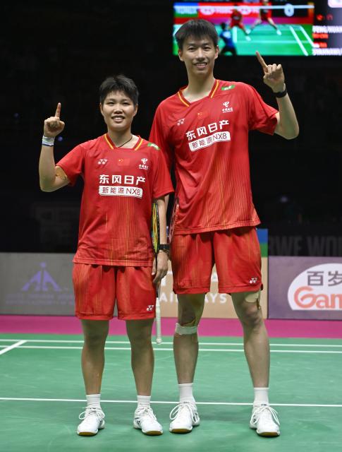 (260822) -- NEW DELHI, Aug. 22, 2026 (Xinhua) -- Feng Yanzhe (R)/Huang Dongping celebrate after winning the mixed doubles semifinal match between China's Feng Yanzhe/Huang Dongping and Amri Syahnawi/Nita Violina Marwah of Indonesia at BWF World Championships in New Delhi, India, Aug. 22, 2026. (Xinhua/Javed Dar)