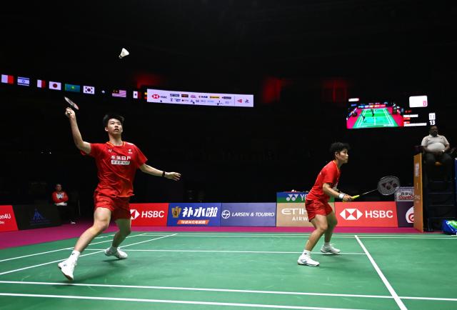 (260822) -- NEW DELHI, Aug. 22, 2026 (Xinhua) -- Feng Yanzhe (L)/Huang Dongping compete during the mixed doubles semifinal match between China's Feng Yanzhe/Huang Dongping and Amri Syahnawi/Nita Violina Marwah of Indonesia at BWF World Championships in New Delhi, India, Aug. 22, 2026. (Xinhua/Javed Dar)