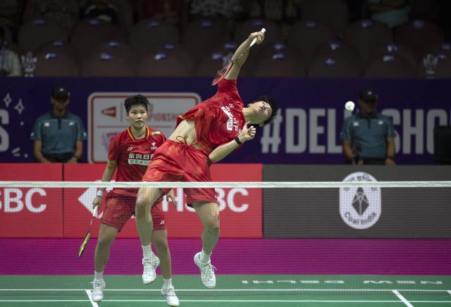 (260822) -- NEW DELHI, Aug. 22, 2026 (Xinhua) -- Feng Yanzhe (front)/Huang Dongping compete during the mixed doubles semifinal match between China's Feng Yanzhe/Huang Dongping and Amri Syahnawi/Nita Violina Marwah of Indonesia at BWF World Championships in New Delhi, India, Aug. 22, 2026. (Xinhua/Javed Dar)