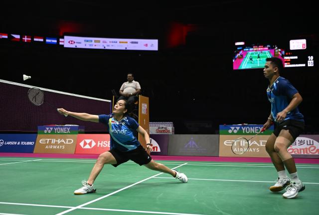 (260822) -- NEW DELHI, Aug. 22, 2026 (Xinhua) -- Amri Syahnawi/Nita Violina Marwah (L) compete during the mixed doubles semifinal match between China's Feng Yanzhe/Huang Dongping and Amri Syahnawi/Nita Violina Marwah of Indonesia at BWF World Championships in New Delhi, India, Aug. 22, 2026. (Xinhua/Javed Dar)