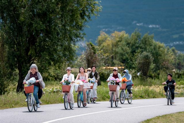(260822) -- DALI, Aug. 22, 2026 (Xinhua) -- People cycle along the Erhai Lake ecological corridor in Dali, southwest China's Yunnan Province, Aug. 21, 2026. The Erhai Lake ecological corridor has entered its peak tourism season during the summer holiday, with cycling becoming a popular choice for many visitors to tour the lake and get close to the nature.
   Local authorities have been continuously upgrading the infrastructure and supporting services along the corridor to create more cultural and tourism experiences. In the first seven months of 2026, the corridor has received more than 17 million visitors. (Xinhua/Hu Chao)