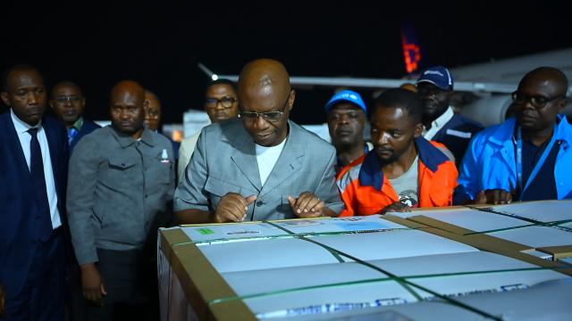 (260822) -- KINSHASA, Aug. 22, 2026 (Xinhua) -- Roger Kamba (L, front), health minister of the Democratic Republic of the Congo (DRC), receives the first batch of Ebola vaccine doses in Kinshasa, DRC, Aug. 21, 2026. TO GO WITH "DR Congo receives 1st batch of Ebola vaccine doses as outbreak kills over 2,500" (DRC health ministry/Handout via Xinhua)