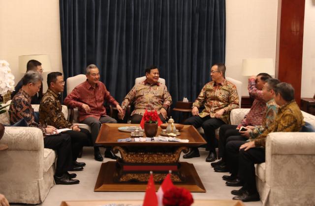 (260822) -- JAKARTA, Aug. 22, 2026 (Xinhua) -- Indonesian President Prabowo Subianto meets with Chinese Foreign Minister Wang Yi, also a member of the Political Bureau of the Communist Party of China Central Committee, and Defense Minister Dong Jun at his official residence in Jakarta, Indonesia, Aug. 21, 2026. (Xinhua/Cen Yunpeng)