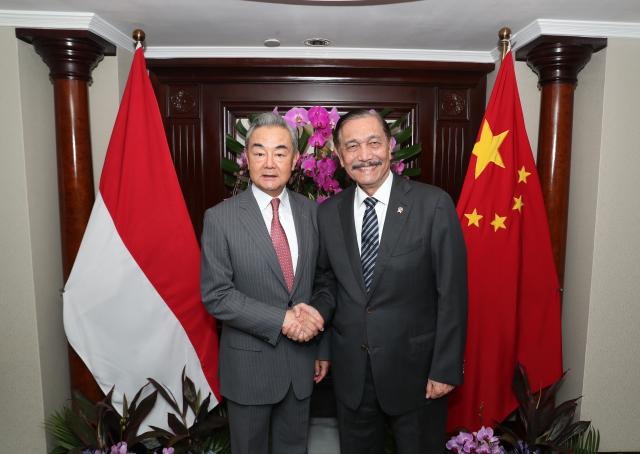 (260822) -- JAKARTA, Aug. 22, 2026 (Xinhua) -- Chinese Foreign Minister Wang Yi, also a member of the Political Bureau of the Communist Party of China Central Committee, meets with Luhut Binsar Pandjaitan, chairman of Indonesia's National Economic Council, in Jakarta, Indonesia, Aug. 22, 2026. (Xinhua/Cen Yunpeng)