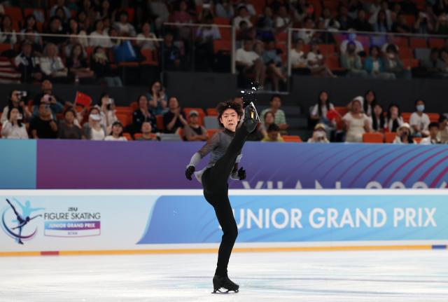(260822) -- XI'AN, Aug. 22, 2026 (Xinhua) -- Xu Minghan of China performs during the men's singles free skating at ISU Figure Skating Junior Grand Prix Xi'an 2026 in Xi'an, northwest China's Shaanxi Province, Aug. 22, 2026. (Xinhua/Li Yibo)