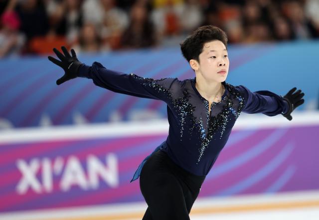 (260822) -- XI'AN, Aug. 22, 2026 (Xinhua) -- Li Jiarui of China's Hong Kong performs during the men's singles free skating at ISU Figure Skating Junior Grand Prix Xi'an 2026 in Xi'an, northwest China's Shaanxi Province, Aug. 22, 2026. (Xinhua/Li Yibo)