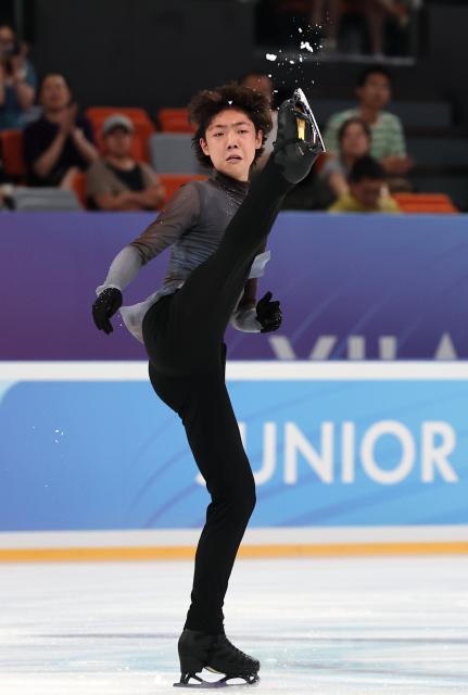 (260822) -- XI'AN, Aug. 22, 2026 (Xinhua) -- Xu Minghan of China performs during the men's singles free skating at ISU Figure Skating Junior Grand Prix Xi'an 2026 in Xi'an, northwest China's Shaanxi Province, Aug. 22, 2026. (Xinhua/Li Yibo)