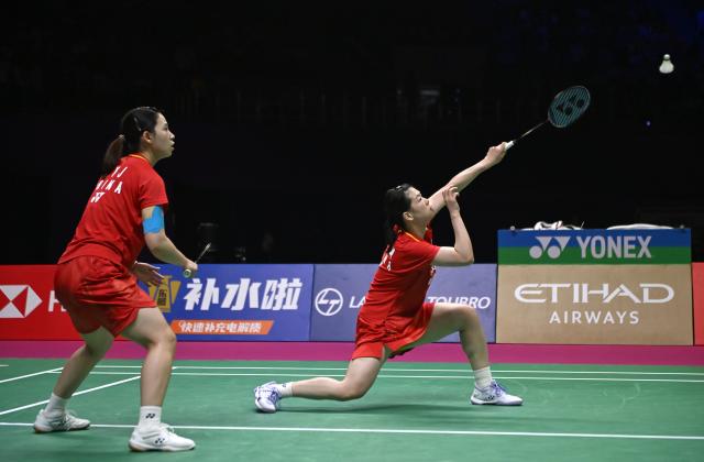 (260822) -- NEW DELHI, Aug. 22, 2026 (Xinhua) -- Li Yijing/Luo Xumin (R) compete during the women's doubles semifinal match between China's Li Yijing/Luo Xumin and South Korea's Baek Ha Na/Lee So Hee at BWF World Championships in New Delhi, India, Aug. 22, 2026. (Xinhua/Javed Dar)