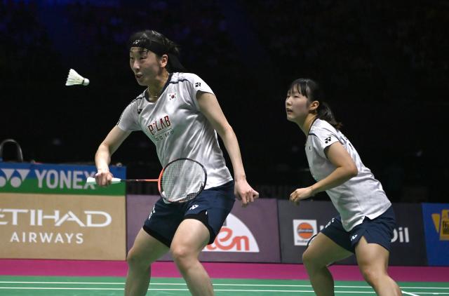 (260822) -- NEW DELHI, Aug. 22, 2026 (Xinhua) -- Baek Ha Na/Lee So Hee (L) compete during the women's doubles semifinal match between China's Li Yijing/Luo Xumin and South Korea's Baek Ha Na/Lee So Hee at BWF World Championships in New Delhi, India, Aug. 22, 2026. (Xinhua/Javed Dar)