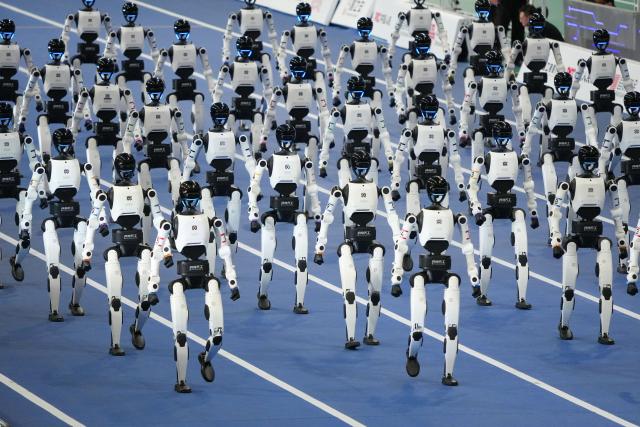 (260822) -- BEIJING, Aug. 22, 2026 (Xinhua) -- Humanoid robots parade during the opening ceremony of the 2nd World Humanoid Robot Games in Beijing, capital of China, Aug. 22, 2026. (Xinhua/Ju Huanzong)