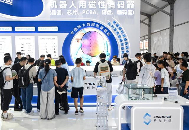 (260822) -- BEIJING, Aug. 22, 2026 (Xinhua) -- People visit the 2026 World Robot Conference in Beijing, capital of China, Aug. 22, 2026. The conference, which runs from Wednesday through Sunday, has drawn more than 300 exhibitors from 26 countries, with over 3,000 products on display, including more than 300 debuts. Many people visited the conference on Saturday, the first open day of the event. (Xinhua/Chen Yehua)