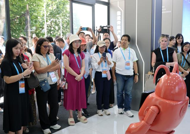 (260822) -- DALIAN, Aug. 22, 2026 (Xinhua) -- Delegates attending the Third APEC Senior Officials' Meeting and Related Meetings visit a science and technology exhibition hall of Liaoyu Group in Dalian, northeast China's Liaoning Province, Aug. 22, 2026. The Third APEC Senior Officials' Meeting and Related Meetings are held here from Aug. 17 to 28. (Xinhua/Li Gang)