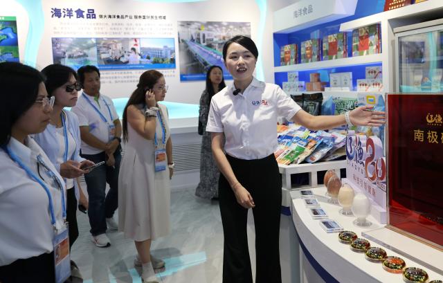 (260822) -- DALIAN, Aug. 22, 2026 (Xinhua) -- Delegates attending the Third APEC Senior Officials' Meeting and Related Meetings visit an industrial exhibition hall of Liaoyu Group in Dalian, northeast China's Liaoning Province, Aug. 22, 2026. The Third APEC Senior Officials' Meeting and Related Meetings are held here from Aug. 17 to 28. (Xinhua/Li Gang)