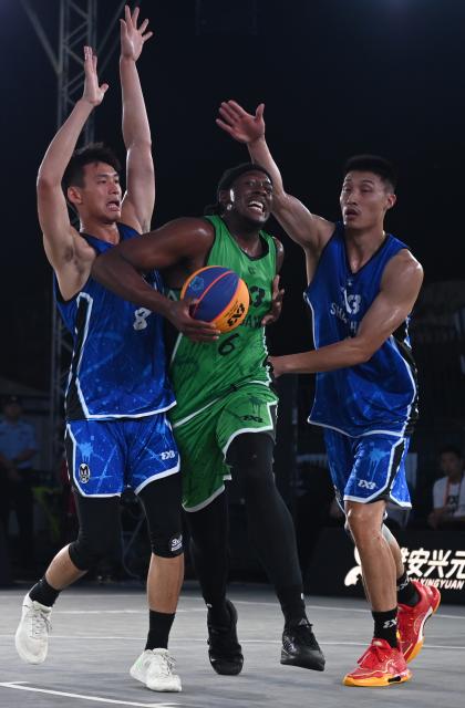 (260822) -- BEIJING, Aug. 22, 2026 (Xinhua) -- Vonnie Scott (C) of Shinagawa competes during the pool C match between Shanghai of China and Shinagawa of Japan at FIBA 3X3 Beijing Challenger 2026 in Beijing, China, Aug. 22, 2026. (Xinhua/Li Jundong)