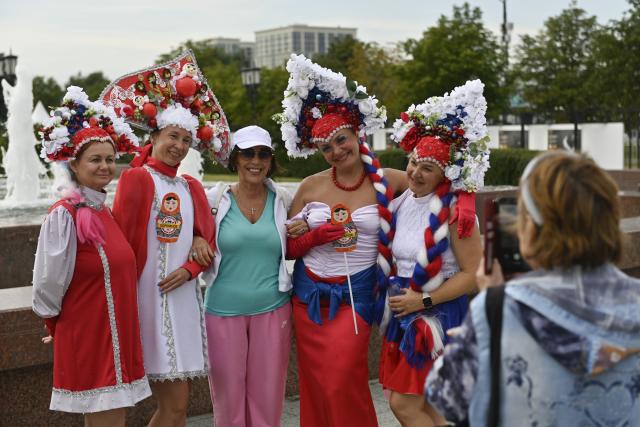 (260822) -- MOSCOW, Aug. 22, 2026 (Xinhua) -- Women wearing traditional Russian headdress pose for a photo at the "Russian Field" Art Festival at Victory Park in Moscow, Russia, on Aug. 22, 2026. The 15th "Russian Field" Art Festival kicked off at Victory Park in Moscow, Russia, on Aug. 22. (Photo by Alexander Zemlianichenko Jr/Xinhua)