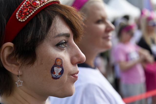 (260822) -- MOSCOW, Aug. 22, 2026 (Xinhua) -- A woman with a print of Matryoshka, Russian traditional doll, on her face attends the "Russian Field" Art Festival at Victory Park in Moscow, Russia, on Aug. 22, 2026. The 15th "Russian Field" Art Festival kicked off at Victory Park in Moscow, Russia, on Aug. 22. (Photo by Alexander Zemlianichenko Jr/Xinhua)