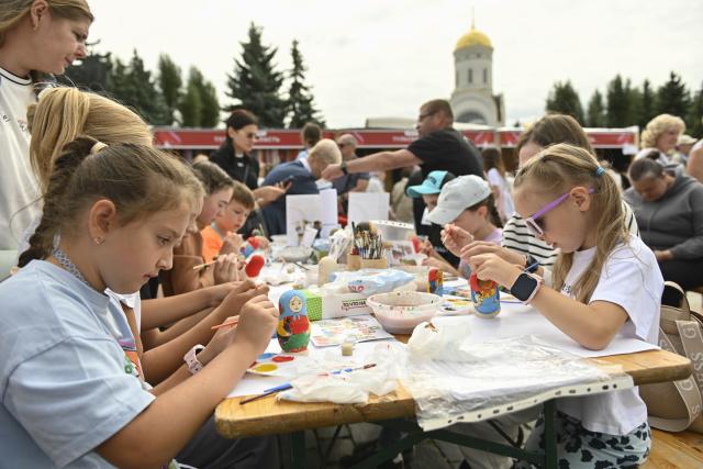 (260822) -- MOSCOW, Aug. 22, 2026 (Xinhua) -- Children make Matryoshka dolls at the "Russian Field" Art Festival at Victory Park in Moscow, Russia, on Aug. 22, 2026. The 15th "Russian Field" Art Festival kicked off at Victory Park in Moscow, Russia, on Aug. 22. (Photo by Alexander Zemlianichenko Jr/Xinhua)