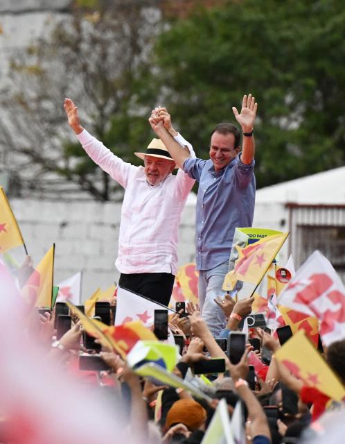 (260822) -- RIO DE JANEIRO, Aug. 22, 2026 (Xinhua) -- Brazilian President Luiz Inacio Lula da Silva (L), presidential candidate of Brazil's ruling Workers' Party, and Eduardo Paes, former Mayor of Rio de Janeiro, attend a campaign rally in Rio de Janeiro, Brazil, Aug. 22, 2026. (Xinhua/Jin Haoyuan)