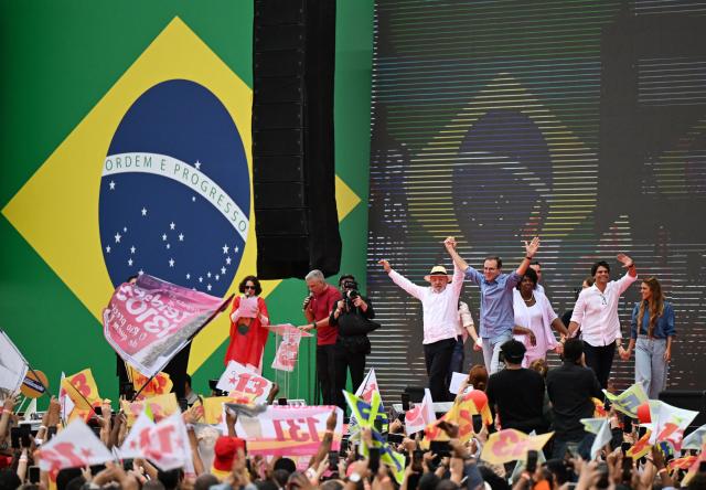 (260822) -- RIO DE JANEIRO, Aug. 22, 2026 (Xinhua) -- Brazilian President Luiz Inacio Lula da Silva (wearing a hat), presidential candidate of Brazil's ruling Workers' Party, attends a campaign rally in Rio de Janeiro, Brazil, Aug. 22, 2026. (Xinhua/Jin Haoyuan)