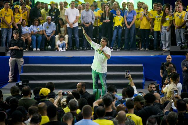 (260822) -- RIO DE JANEIRO, Aug. 22, 2026 (Xinhua) -- Brazilian Senator Flavio Bolsonaro (front C), presidential candidate of Brazil's Liberal Party, speaks during a campaign rally in Rio de Janeiro, Brazil, Aug. 22, 2026. (Photo by Daniel Ramalho/Xinhua)
