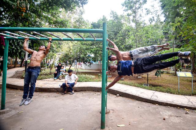 (260823) -- BEIJING, Aug. 23, 2026 (Xinhua) -- Members of a calisthenic community practice street workouts with simple iron bars at a public park in South Tangerang, Banten Province, Indonesia, Aug. 22, 2026. (Xinhua/Agung Kuncahya B.)