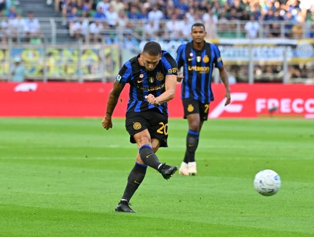 (260823) -- MILAN, Aug. 23, 2026 (Xinhua) -- Inter Milan's Hakan Calhanoglu (L) shoots to score during a Serie A football match between Inter Milan and Monza in Milan, Italy, Aug. 22, 2026. (Photo by Alberto Lingria/Xinhua)