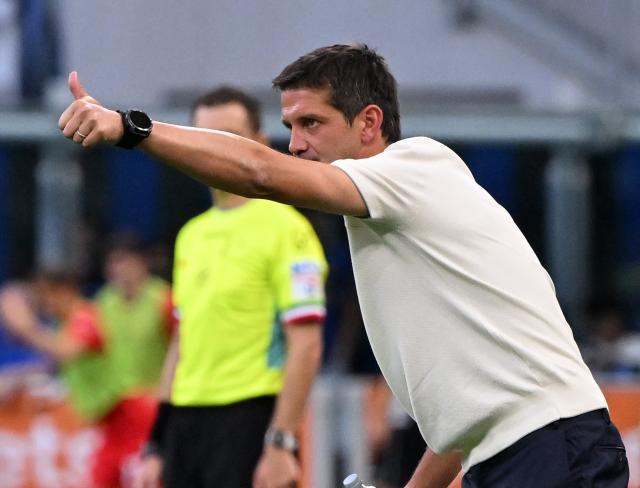 (260823) -- MILAN, Aug. 23, 2026 (Xinhua) -- Inter Milan's head coach Cristian Chivu gestures during a Serie A football match between Inter Milan and Monza in Milan, Italy, Aug. 22, 2026. (Photo by Alberto Lingria/Xinhua)