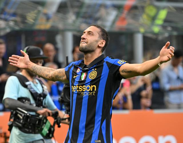(260823) -- MILAN, Aug. 23, 2026 (Xinhua) -- Inter Milan's Hakan Calhanoglu celebrates his goal during a Serie A football match between Inter Milan and Monza in Milan, Italy, Aug. 22, 2026. (Photo by Alberto Lingria/Xinhua)