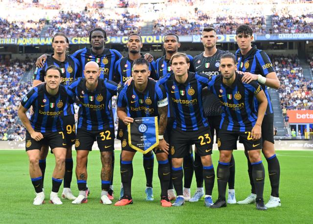 (260823) -- MILAN, Aug. 23, 2026 (Xinhua) -- Inter Milan's starting players line up before a Serie A football match between Inter Milan and Monza in Milan, Italy, Aug. 22, 2026. (Photo by Alberto Lingria/Xinhua)