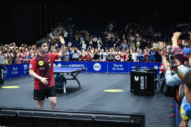 (260823) -- DUSSELDORF, Aug. 23, 2026 (Xinhua) -- Fan Zhendong of Borussia Dusseldorf acknowledges the fans after the Bundesliga table tennis match between Borussia Dusseldorf and TSV Bad Konigshofen in Dusseldorf, Germany, Aug. 22, 2026. (Xinhua/Zhang Haofu)