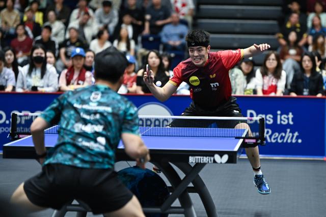 (260823) -- DUSSELDORF, Aug. 23, 2026 (Xinhua) -- Qiu Dang (R) of Borussia Dusseldorf hits a return against Liao Cheng-Ting of TSV Bad Konigshofen during the Bundesliga table tennis match between Borussia Dusseldorf and TSV Bad Konigshofen in Dusseldorf, Germany, Aug. 22, 2026. (Xinhua/Zhang Haofu)