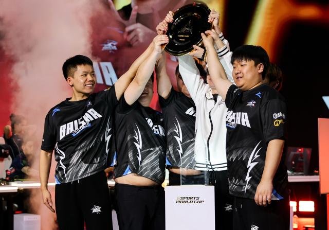 (260823) -- PARIS, Aug. 23, 2026 (Xinhua) -- Players of Baisha Gaming hold the trophy after the grand final of Crossfire between Baisha Gaming of China and Team Liquid at the 2026 Esports World Cup in Paris, France, Aug. 22, 2026. (Xinhua/Wu Huiwo)