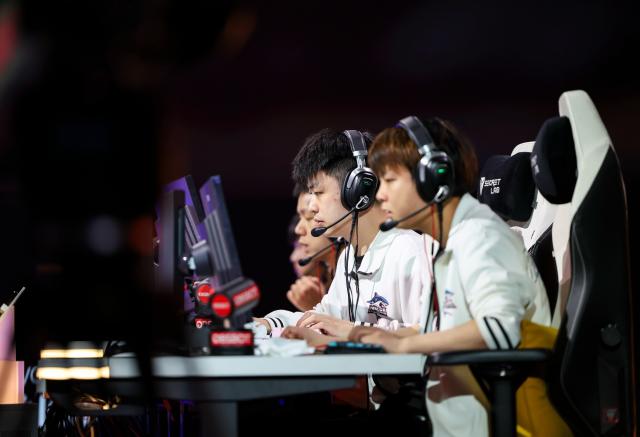 (260823) -- PARIS, Aug. 23, 2026 (Xinhua) -- Players of Baisha Gaming compete during the grand final of Crossfire between Baisha Gaming of China and Team Liquid at the 2026 Esports World Cup in Paris, France, Aug. 22, 2026. (Xinhua/Wu Huiwo)