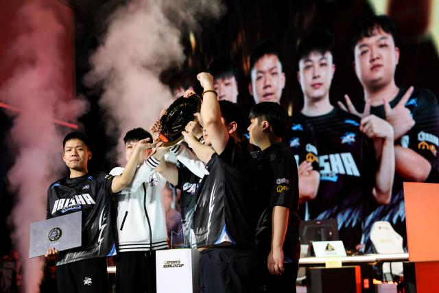 (260823) -- PARIS, Aug. 23, 2026 (Xinhua) -- Players of Baisha Gaming hold the trophy after the grand final of Crossfire between Baisha Gaming of China and Team Liquid at the 2026 Esports World Cup in Paris, France, Aug. 22, 2026. (Xinhua/Wu Huiwo)