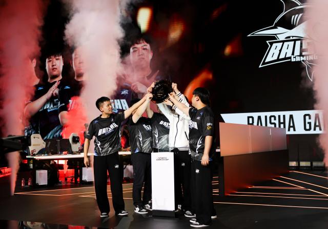 (260823) -- PARIS, Aug. 23, 2026 (Xinhua) -- Players of Baisha Gaming hold the trophy after the grand final of Crossfire between Baisha Gaming of China and Team Liquid at the 2026 Esports World Cup in Paris, France, Aug. 22, 2026. (Xinhua/Wu Huiwo)