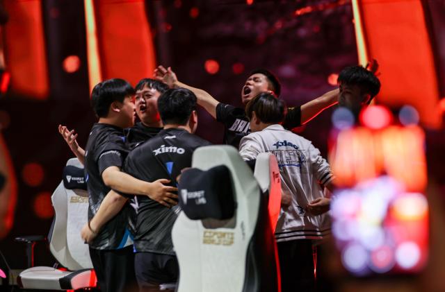 (260823) -- PARIS, Aug. 23, 2026 (Xinhua) -- Players of Baisha Gaming celebrate after the grand final of Crossfire between Baisha Gaming of China and Team Liquid at the 2026 Esports World Cup in Paris, France, Aug. 22, 2026. (Xinhua/Wu Huiwo)