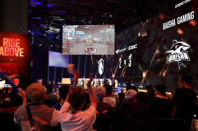 (260823) -- PARIS, Aug. 23, 2026 (Xinhua) -- Spectators are seen during the grand final of Crossfire between Baisha Gaming of China and Team Liquid at the 2026 Esports World Cup in Paris, France, Aug. 22, 2026. (Xinhua/Wu Huiwo)