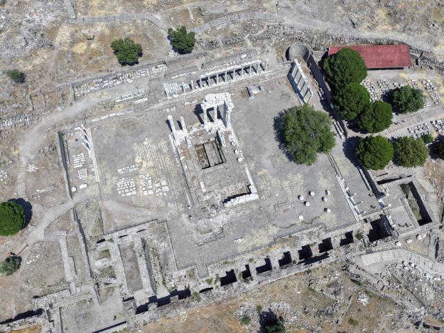 (260823) -- IZMIR, Aug. 23, 2026 (Xinhua) -- An aerial drone photo taken on Aug. 22, 2026 shows a view of the Bergama ancient city in Bakircay Basin in Izmir, Türkiye. Known as Pergamon in antiquity and designated a UNESCO World Heritage site, Bergama occupies a strategic position overlooking fertile lands and vital water resources. At its heart lies the Bergama Acropolis, a landmark distinguished by its multilayered history spanning the Hellenistic, Roman, Byzantine, Beylik, and Ottoman periods. (Mustafa Kaya/Handout via Xinhua)