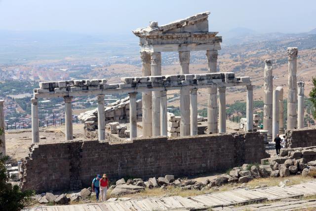 (260823) -- IZMIR, Aug. 23, 2026 (Xinhua) -- Tourists visit the Bergama ancient city in Bakircay Basin in Izmir, Türkiye, on Aug. 22, 2026. Known as Pergamon in antiquity and designated a UNESCO World Heritage site, Bergama occupies a strategic position overlooking fertile lands and vital water resources. At its heart lies the Bergama Acropolis, a landmark distinguished by its multilayered history spanning the Hellenistic, Roman, Byzantine, Beylik, and Ottoman periods. (Mustafa Kaya/Handout via Xinhua)