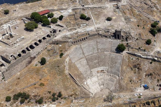 (260823) -- IZMIR, Aug. 23, 2026 (Xinhua) -- An aerial drone photo taken on Aug. 22, 2026 shows a view of the Bergama ancient city in Bakircay Basin in Izmir, Türkiye. Known as Pergamon in antiquity and designated a UNESCO World Heritage site, Bergama occupies a strategic position overlooking fertile lands and vital water resources. At its heart lies the Bergama Acropolis, a landmark distinguished by its multilayered history spanning the Hellenistic, Roman, Byzantine, Beylik, and Ottoman periods. (Mustafa Kaya/Handout via Xinhua)
