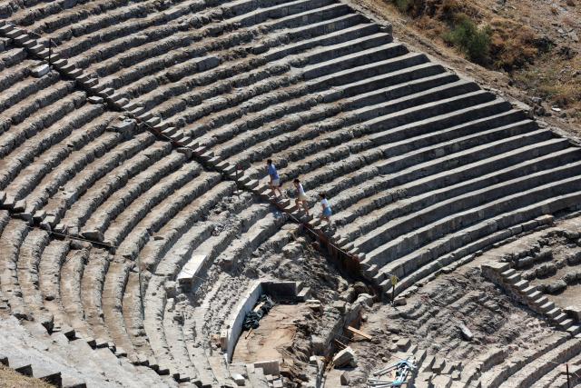 (260823) -- IZMIR, Aug. 23, 2026 (Xinhua) -- Tourists visit the Bergama ancient city in Bakircay Basin in Izmir, Türkiye, on Aug. 22, 2026. Known as Pergamon in antiquity and designated a UNESCO World Heritage site, Bergama occupies a strategic position overlooking fertile lands and vital water resources. At its heart lies the Bergama Acropolis, a landmark distinguished by its multilayered history spanning the Hellenistic, Roman, Byzantine, Beylik, and Ottoman periods. (Mustafa Kaya/Handout via Xinhua)