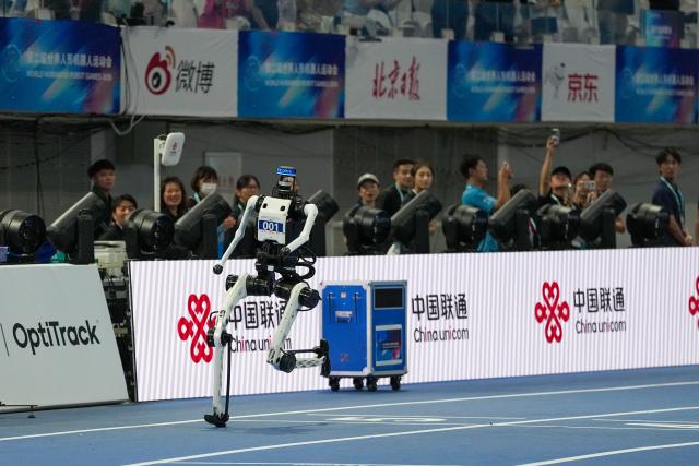 (260823) -- BEIJING, Aug. 23, 2026 (Xinhua) -- Robot "Tiangong" competes during the Large Group 400m race of the 2nd World Humanoid Robot Games in Beijing, capital of China, Aug. 23, 2026. Robot "Tiangong" clocked 38.15 seconds, a time faster than the men's 400m world record set by humans. The men's 400m world record of 43.03 seconds was established by South African athlete Wayde van Niekerk at the 2016 Rio Olympic Games and has stood for a decade. (Xinhua/Ju Huanzong)