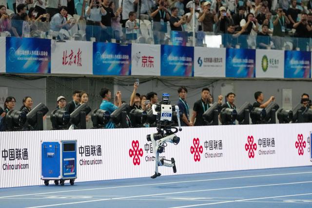 (260823) -- BEIJING, Aug. 23, 2026 (Xinhua) -- Robot "Tiangong" competes during the Large Group 400m race of the 2nd World Humanoid Robot Games in Beijing, capital of China, Aug. 23, 2026. Robot "Tiangong" clocked 38.15 seconds, a time faster than the men's 400m world record set by humans. The men's 400m world record of 43.03 seconds was established by South African athlete Wayde van Niekerk at the 2016 Rio Olympic Games and has stood for a decade. (Xinhua/Ju Huanzong)