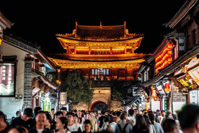 (260823) -- DALI, Aug. 23, 2026 (Xinhua) -- Tourists visit the ancient town of Dali in Dali, southwest China's Yunnan Province, Aug. 20, 2026. The ancient town of Dali has entered its peak tourism season during the summer holiday. According to the ancient town protection and management department, the ancient town recorded over 22 million tourist trips in the first seven months of 2026. (Xinhua/Hu Chao)
