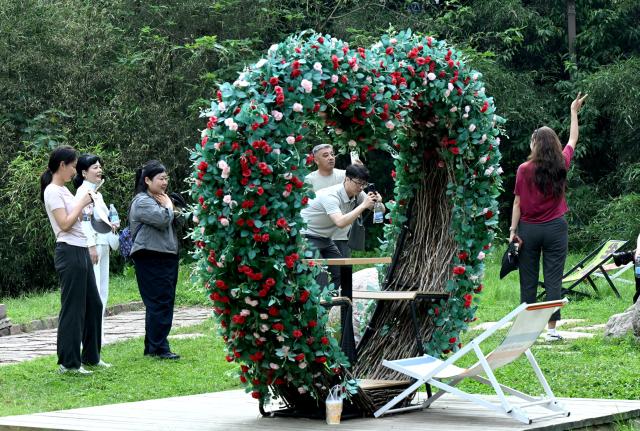 (260823) -- JIYUAN, Aug. 23, 2026 (Xinhua) -- Tourists visit the Wangwu Mountain scenic spot in Jiyuan, central China's Henan Province, Aug. 22, 2026. The Wangwu Mountain scenic spot witnesses a tourism boom during the summer vacation. (Xinhua/Zhu Xiang)