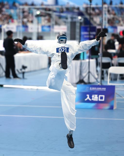 (260823) -- BEIJING, Aug. 23, 2026 (Xinhua) -- Robot of Unitree Robotics Team competes during the Tai Chi event of the 2nd World Humanoid Robot Games in Beijing, capital of China, Aug. 23, 2026. (Xinhua/Zhai Yifan)