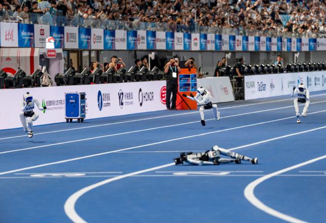 (260823) -- BEIJING, Aug. 23, 2026 (Xinhua) -- Robot "Tiangong" (C) competes during the Small Group 400m race of the 2nd World Humanoid Robot Games in Beijing, capital of China, Aug. 23, 2026. (Xinhua/Sun Fei)