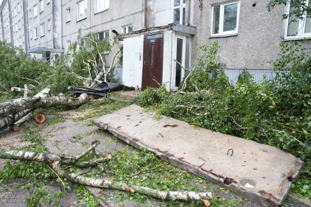 (260823) -- RIGA, Aug. 23, 2026 (Xinhua) -- This photo taken on Aug. 23, 2026 shows the aftermath of a powerful storm in Riga, Latvia. A powerful cyclone swept northward across the three Baltic states on Saturday, killing two as strong winds, torrential rain and thunderstorms ravaged Lithuania, Latvia and Estonia.
   Meteorological data showed Saturday's storm was the most destructive to hit Latvia since January 2005. (Photo by Edijs Palens/Xinhua)