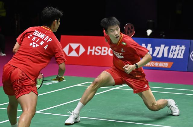 (260823) -- NEW DELHI, Aug. 23, 2026 (Xinhua) -- Feng Yanzhe (R)/Huang Dongping of China compete during the mixed doubles final match against Thom Gicquel/Delphine Delrue of France at BWF World Championships in New Delhi, India, Aug. 23, 2026. (Xinhua/Javed Dar)