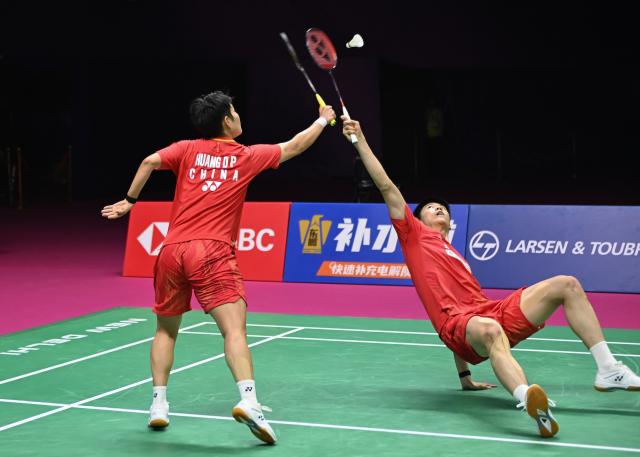 (260823) -- NEW DELHI, Aug. 23, 2026 (Xinhua) -- Feng Yanzhe (R)/Huang Dongping of China compete during the mixed doubles final match against Thom Gicquel/Delphine Delrue of France at BWF World Championships in New Delhi, India, Aug. 23, 2026. (Xinhua/Javed Dar)